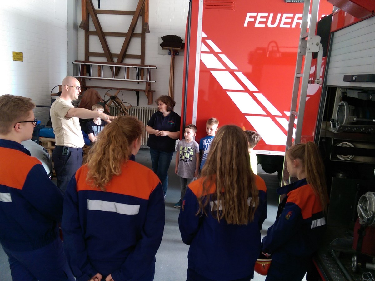 Kleine Übung der Minis mit der Jugendfeuerwehr